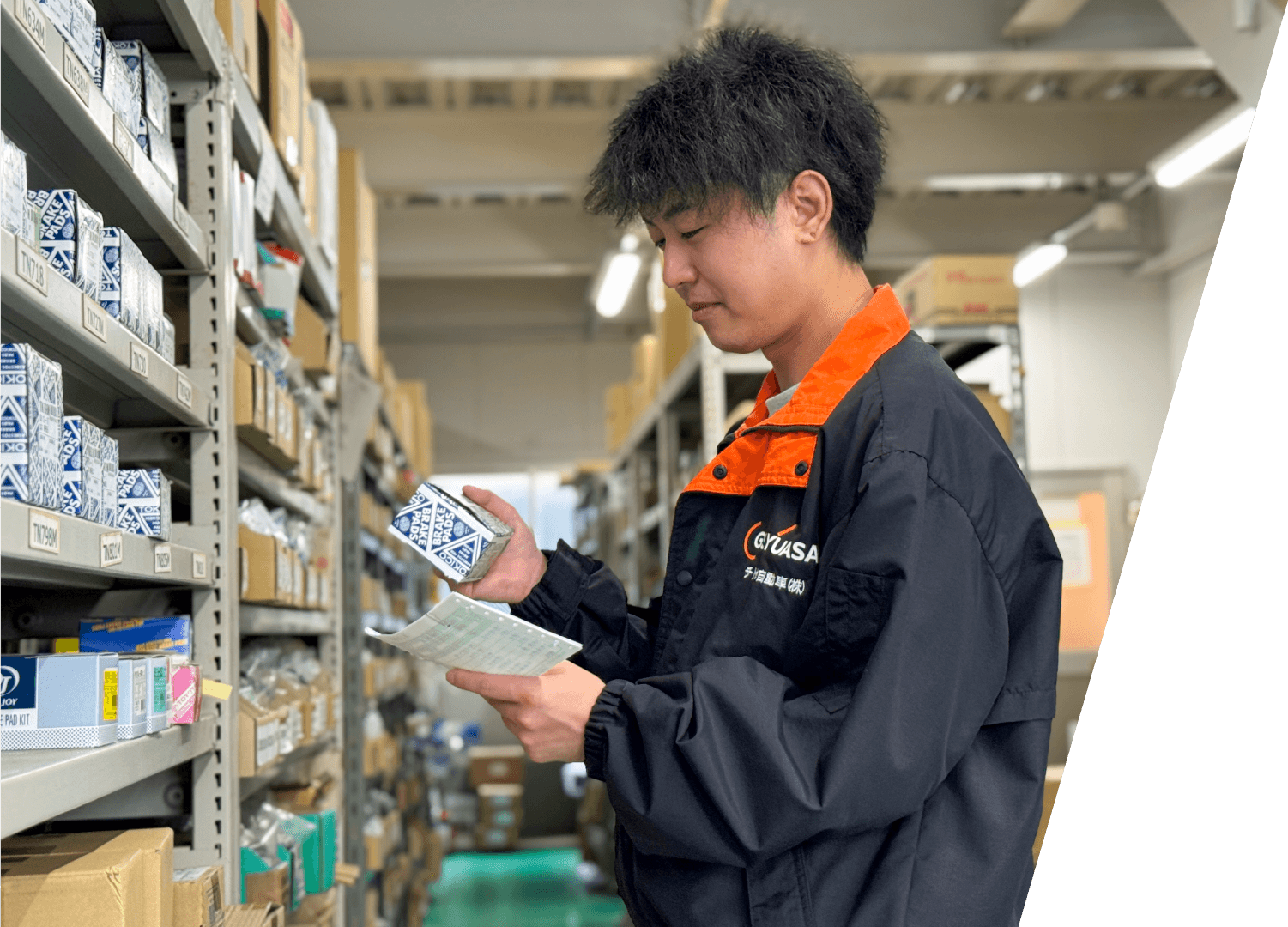 棚から商品を手に取っている様子