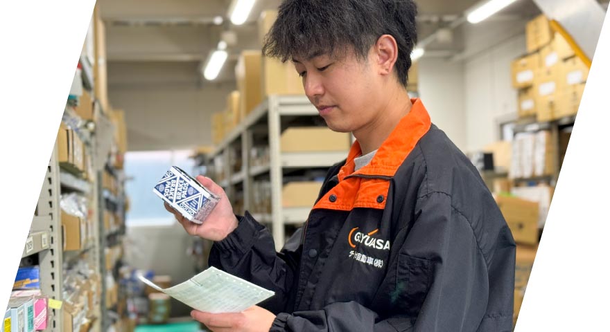 営業の仕事としてパソコンを操作している様子